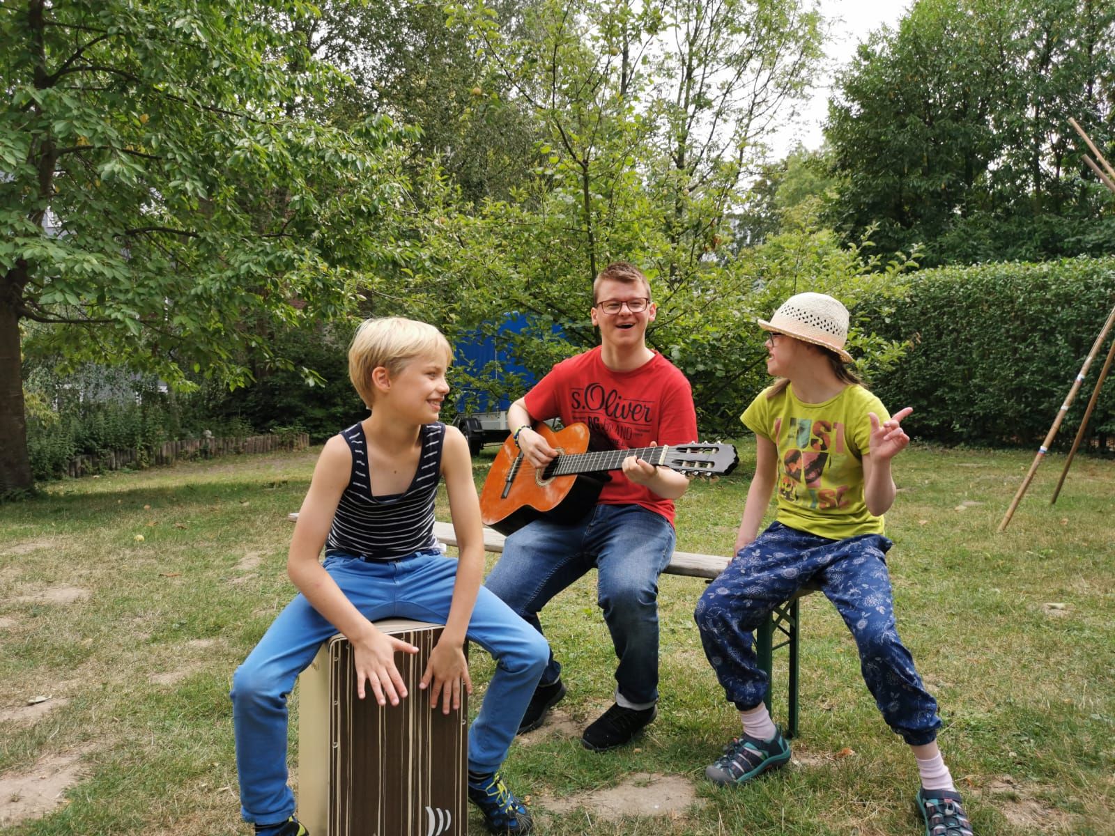 Kinder mit besonderen Bedürfnissen Musizieren zusammen mit Gitarre und Cajon