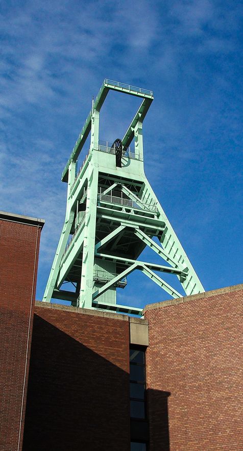 Der Förderderturm des Deutsche Bergbau-Museum in Bochum vor blauem Himmel